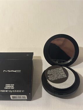 MAC Cosmetics Studio Tech Foundation Compact - Black Not Liquid